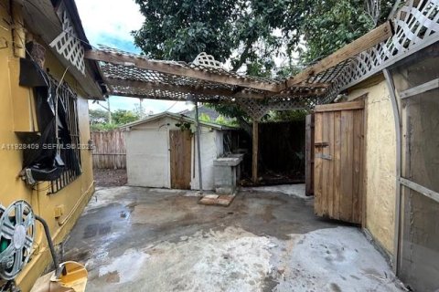 House in Opa-locka, Florida 4 bedrooms, 121.98 sq.m. № 1992597 - photo 23