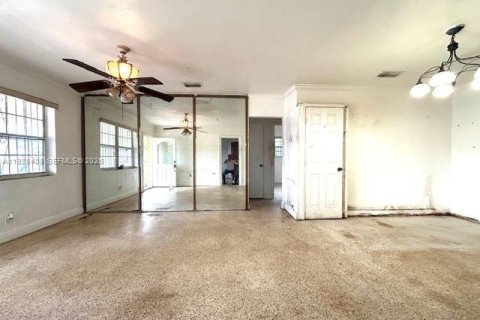 House in Opa-locka, Florida 4 bedrooms, 121.98 sq.m. № 1992597 - photo 4