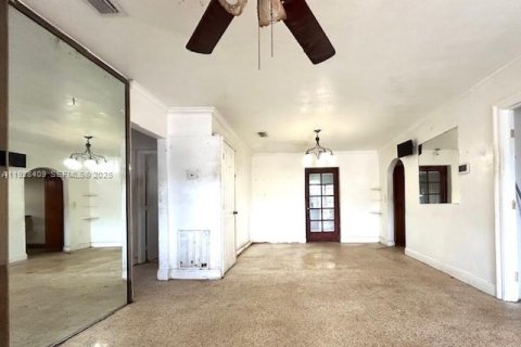 House in Opa-locka, Florida 4 bedrooms, 121.98 sq.m. № 1992597 - photo 5