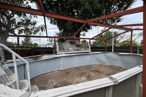 House in Opa-locka, Florida 4 bedrooms, 121.98 sq.m. № 1992597 - photo 25