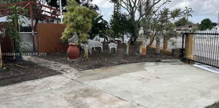 House in Opa-locka, Florida 4 bedrooms, 121.98 sq.m. № 1992597