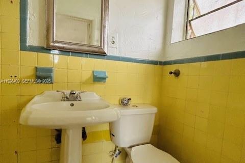 House in Opa-locka, Florida 4 bedrooms, 121.98 sq.m. № 1992597 - photo 14