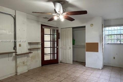 House in Opa-locka, Florida 4 bedrooms, 121.98 sq.m. № 1992597 - photo 8
