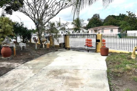 House in Opa-locka, Florida 4 bedrooms, 121.98 sq.m. № 1992597 - photo 2