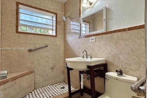 House in Opa-locka, Florida 4 bedrooms, 121.98 sq.m. № 1992597 - photo 10