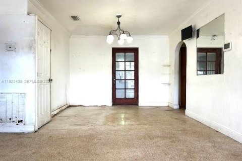 House in Opa-locka, Florida 4 bedrooms, 121.98 sq.m. № 1992597 - photo 3