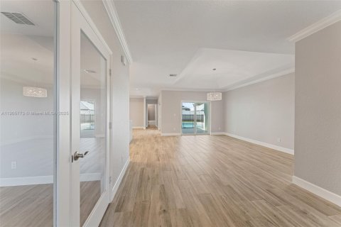 Снять в аренду виллу или дом в Порт-Сент-Луси, Флорида 6 спален, 264.77м2, № 1956413 - фото 9