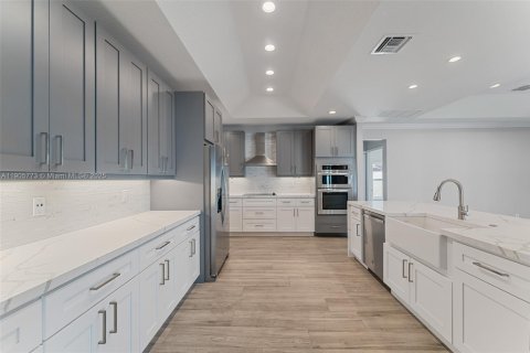 Снять в аренду виллу или дом в Порт-Сент-Луси, Флорида 6 спален, 264.77м2, № 1956413 - фото 14