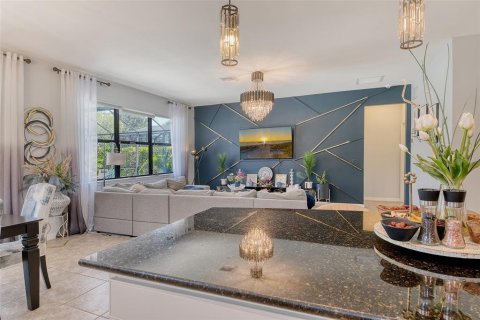 House in Sarasota, Florida 2 bedrooms, 155.61 sq.m. № 1737215 - photo 5