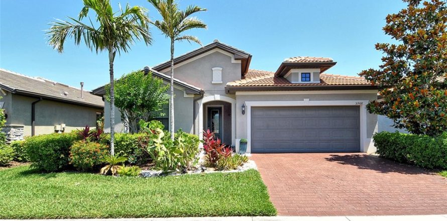 House in Sarasota, Florida 2 bedrooms, 155.61 sq.m. № 1737215