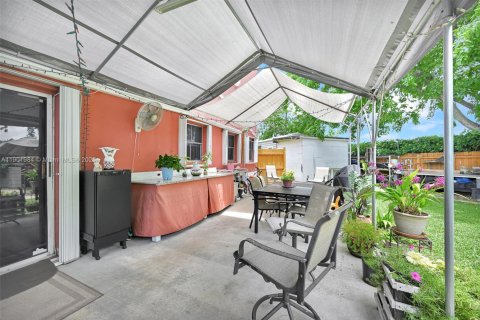 Villa ou maison à vendre à Miami, Floride: 4 chambres, 167.22 m2 № 2081761 - photo 10