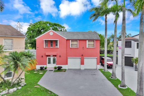 Villa ou maison à vendre à Miami, Floride: 4 chambres, 167.22 m2 № 2081761 - photo 3