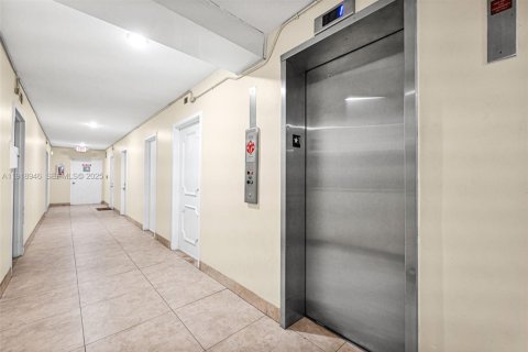 Copropriété à vendre à Hollywood, Floride: 2 chambres, 108.51 m2 № 1983808 - photo 4