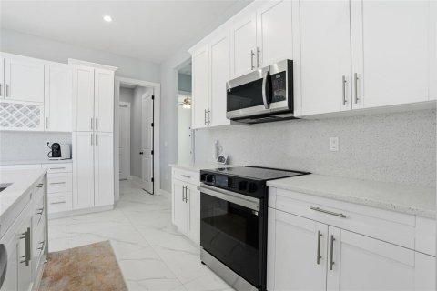 House in Naples, Florida 4 bedrooms, 160.35 sq.m. № 2098306 - photo 8