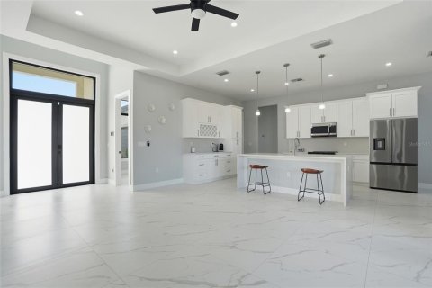 House in Naples, Florida 4 bedrooms, 160.35 sq.m. № 2098306 - photo 5