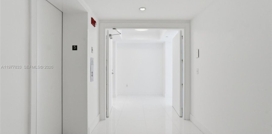 Кондоминиум с 3 спальнями в Майами, Флорида № 2042426