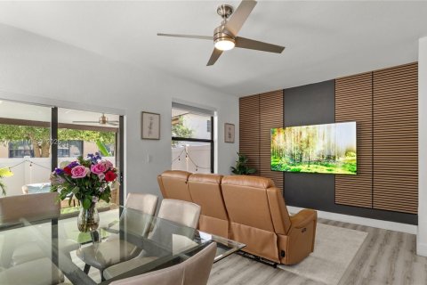 Townhouse in Hialeah, Florida 3 bedrooms, 143.53 sq.m. № 1890101 - photo 7