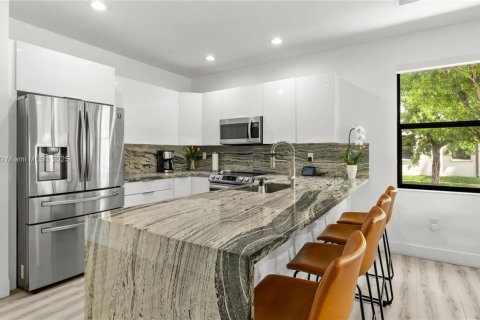 Townhouse in Hialeah, Florida 3 bedrooms, 143.53 sq.m. № 1890101 - photo 6