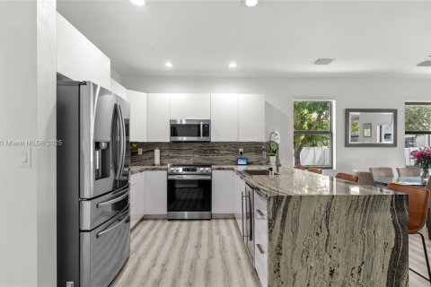 Townhouse in Hialeah, Florida 3 bedrooms, 143.53 sq.m. № 1890101 - photo 5