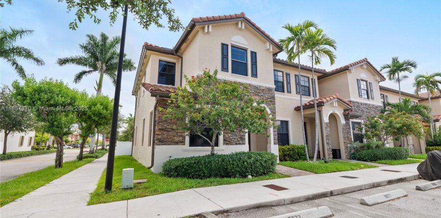 Townhouse in Hialeah, Florida 3 bedrooms, 143.53 sq.m. № 1890101