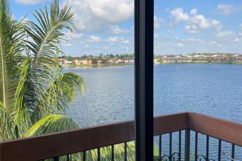 Touwnhouse à louer à Hialeah, Floride: 2 chambres, 86.86 m2 № 1943333 - photo 1