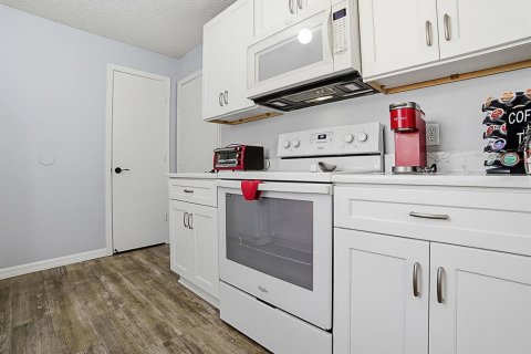 House in Lady Lake, Florida 2 bedrooms, 96.62 sq.m. № 2092701 - photo 7