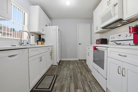 House in Lady Lake, Florida 2 bedrooms, 96.62 sq.m. № 2092701 - photo 6