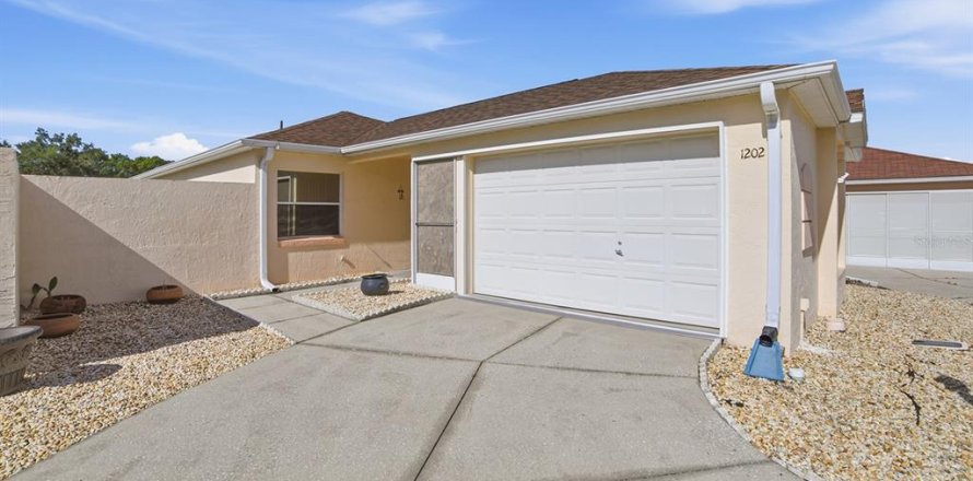 House in Lady Lake, Florida 2 bedrooms, 96.62 sq.m. № 2092701