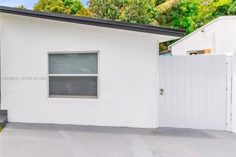 Commercial property in Miami, Florida 1 bedroom, 130.06 sq.m. № 2086755