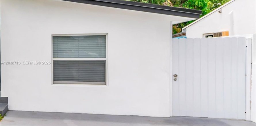Commercial property in Miami, Florida 1 bedroom, 130.06 sq.m. № 2086755