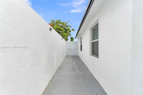 Commercial property in Miami, Florida 1 bedroom, 130.06 sq.m. № 2086755 - photo 2