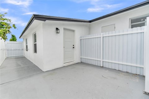 Commercial property in Miami, Florida 1 bedroom, 130.06 sq.m. № 2086755 - photo 3