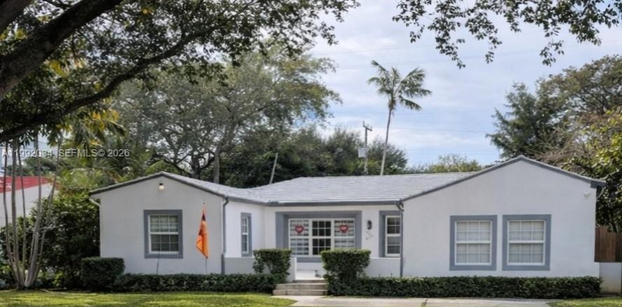 Дом в Майами-Шорс, Флорида 4 спальни, 212.1м2 № 2052576