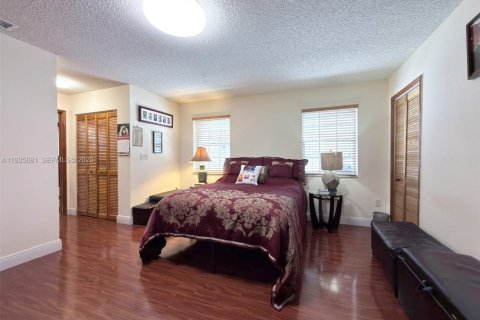 House in Miami, Florida 3 bedrooms, 186.73 sq.m. № 1993993 - photo 8