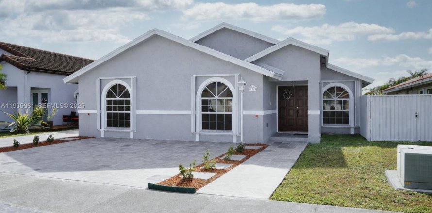 House in Miami, Florida 3 bedrooms, 186.73 sq.m. № 1993993