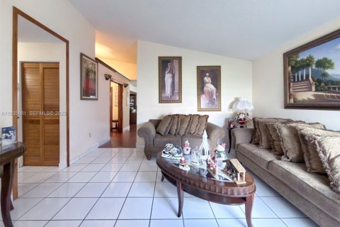 House in Miami, Florida 3 bedrooms, 186.73 sq.m. № 1993993 - photo 12