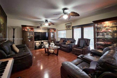 House in Miami, Florida 3 bedrooms, 186.73 sq.m. № 1993993 - photo 2