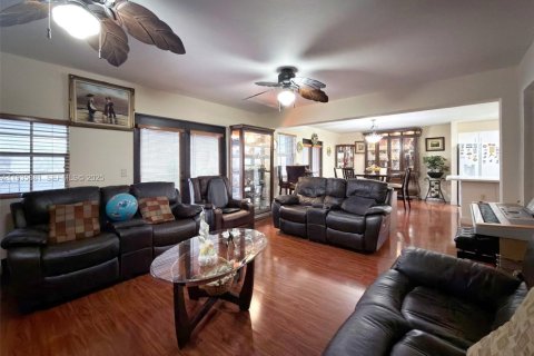 House in Miami, Florida 3 bedrooms, 186.73 sq.m. № 1993993 - photo 3