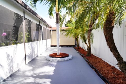 House in Miami, Florida 3 bedrooms, 186.73 sq.m. № 1993993 - photo 21