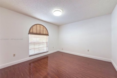 House in Miami, Florida 3 bedrooms, 186.73 sq.m. № 1993993 - photo 13