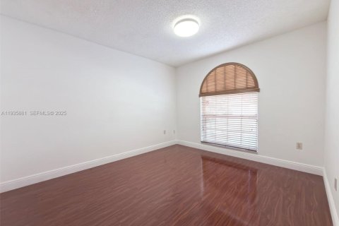 House in Miami, Florida 3 bedrooms, 186.73 sq.m. № 1993993 - photo 15