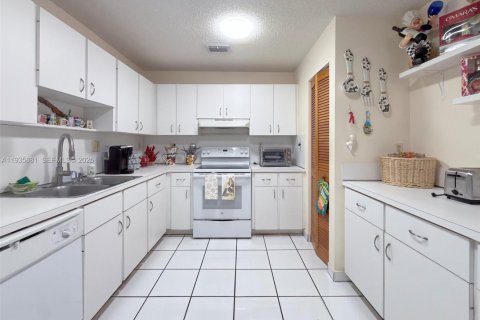 House in Miami, Florida 3 bedrooms, 186.73 sq.m. № 1993993 - photo 5