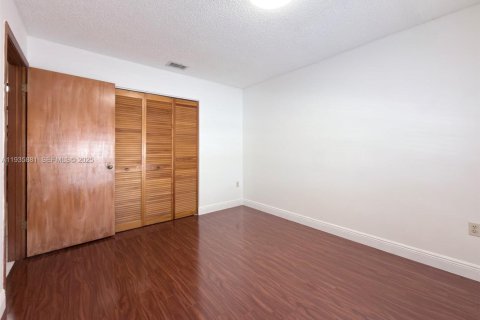 House in Miami, Florida 3 bedrooms, 186.73 sq.m. № 1993993 - photo 16