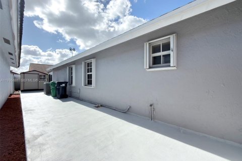 House in Miami, Florida 3 bedrooms, 186.73 sq.m. № 1993993 - photo 22