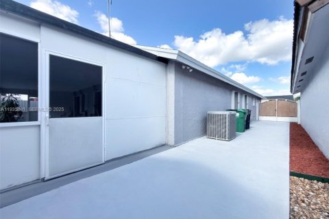 House in Miami, Florida 3 bedrooms, 186.73 sq.m. № 1993993 - photo 24