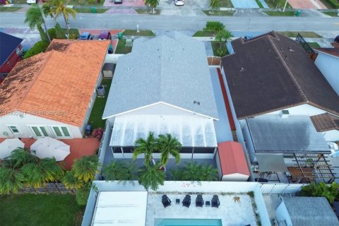 House in Miami, Florida 3 bedrooms, 186.73 sq.m. № 1993993 - photo 26
