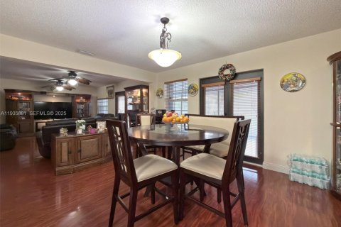 House in Miami, Florida 3 bedrooms, 186.73 sq.m. № 1993993 - photo 4