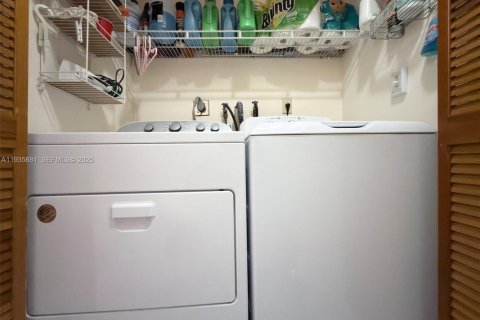 House in Miami, Florida 3 bedrooms, 186.73 sq.m. № 1993993 - photo 18