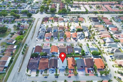 House in Miami, Florida 3 bedrooms, 186.73 sq.m. № 1993993 - photo 25