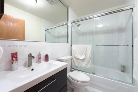 House in Miami, Florida 3 bedrooms, 186.73 sq.m. № 1993993 - photo 17